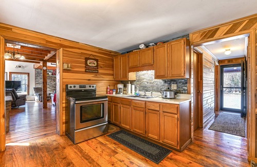Mount Union Cabin | Idyllic Mount Union Cabin with Fire Pit & River Access