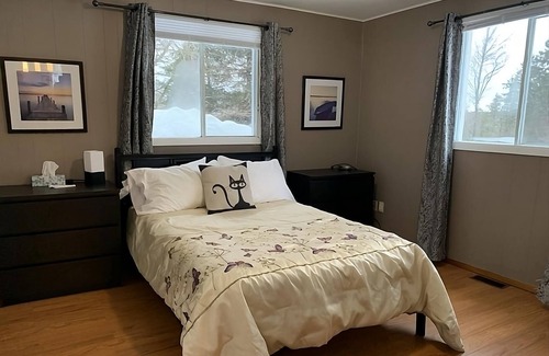 Notre-Dame-Des-Bois House | Cozy mountain cottage getaway with a beautiful night sky!