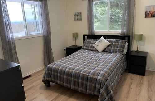 Notre-Dame-Des-Bois House | Cozy mountain cottage getaway with a beautiful night sky!