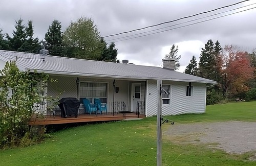 Notre-Dame-Des-Bois House | Cozy mountain cottage getaway with a beautiful night sky!