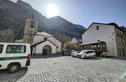 Canfranc Apartment | Family-Friendly Apartment Canfranc with Spa & Kitchen