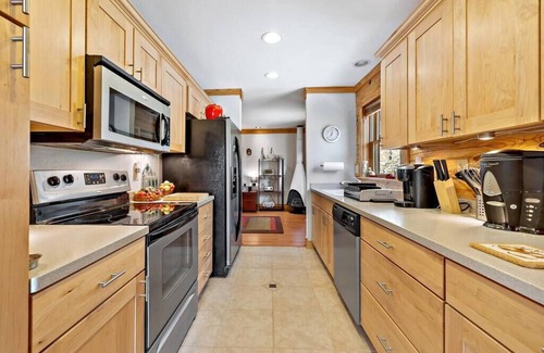 Marion House | Inviting Mountain Cabin with Breakfast & Kitchen Access