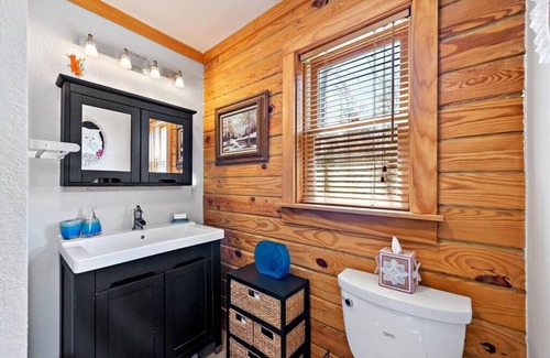 Marion House | Inviting Mountain Cabin with Breakfast & Kitchen Access