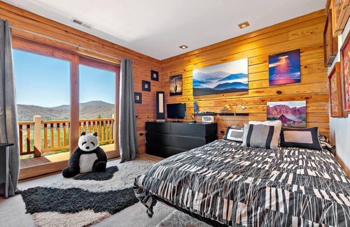 Marion House | Inviting Mountain Cabin with Breakfast & Kitchen Access