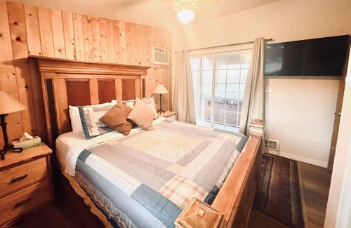 Carterville Cabin | Cozy Mountain Cabin on the River