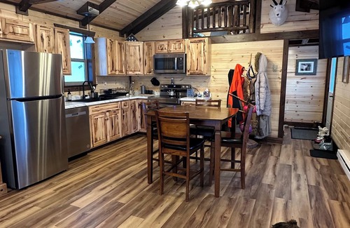 Marysville Cabin | Cozy mountain cabin walk to ski area!