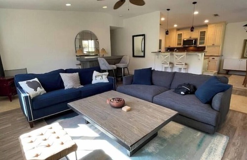 Mariposa House | Cozy Mountain & Creekside Haven near Yosemite