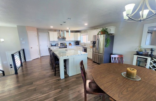 Los Alamos House | Delightful Mountain Retreat with Pool & Spa Amenities