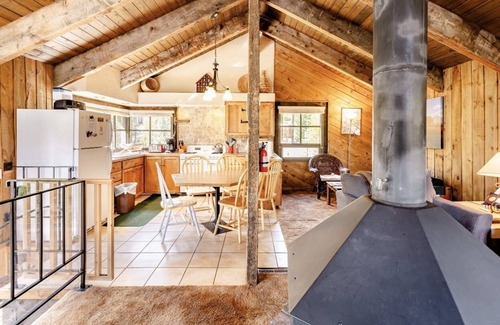 Blue River Cabin | Rustic Cabin Retreat: Secluded Mountain Escape Awaits!