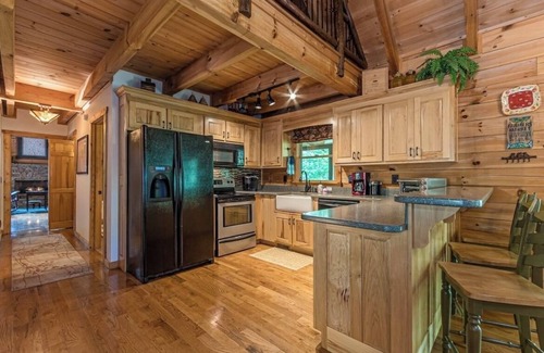 Dahlonega Cabin | Inviting Mountain Retreat with Hot Tub Near Downtown Dahlonega