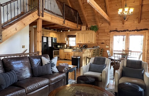 Dahlonega Cabin | Inviting Mountain Retreat with Hot Tub Near Downtown Dahlonega