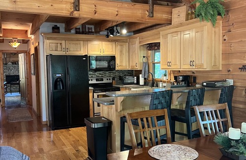 Dahlonega Cabin | Inviting Mountain Retreat with Hot Tub Near Downtown Dahlonega