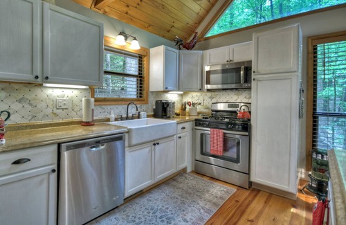 Walnut Mountain House | Linda's Place - Cabin with Hot Tub & Top Amenities Await