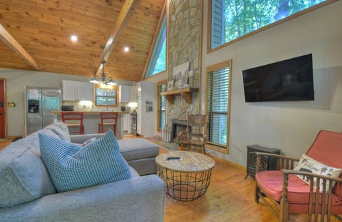 Walnut Mountain House | Linda's Place - Cabin with Hot Tub & Top Amenities Await