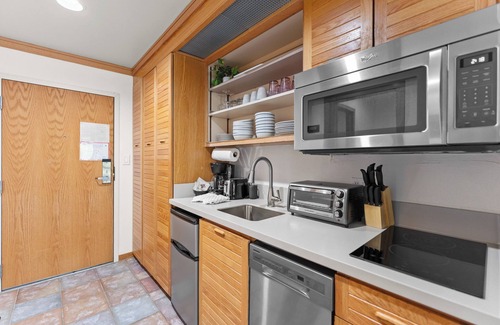 Mountain House Condo | Cozy Mountain Studio Steps from the Base – Stylishly Furnished Escape!