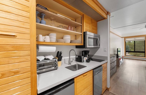 Mountain House Condo | Cozy Mountain Studio Steps from the Base – Stylishly Furnished Escape!