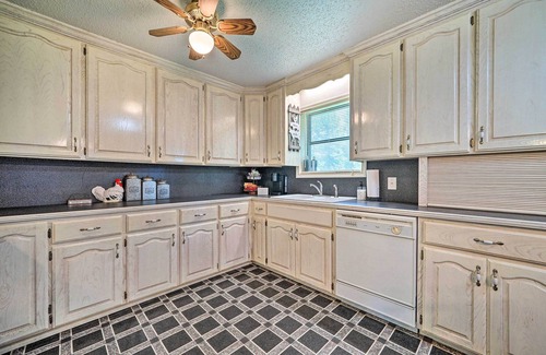 Murfreesboro House | Welcoming Murfreesboro Home with Spa and Breakfast Options