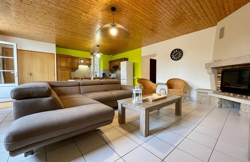 Saint-Julien-Molhesabate Cottage | Cozy Gite Saint-Julien-Molhesabate with Spa & Pet-Friendly