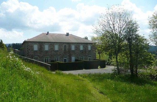 Saint-Julien-Molhesabate Cottage | Cozy Gite Saint-Julien-Molhesabate with Spa & Pet-Friendly