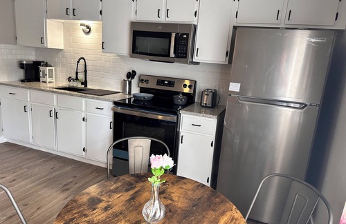 Central Arlington Apartment | Cozy near Stadiums/Six Flags/2 parking/Wifi