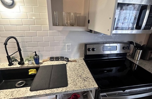 Central Arlington Apartment | Cozy near Stadiums/Six Flags/2 parking/Wifi