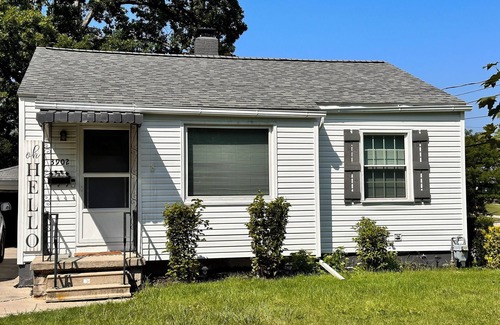 Toledo House | Welcoming Stay Near Toledo Zoo with Pet-Friendly Amenities