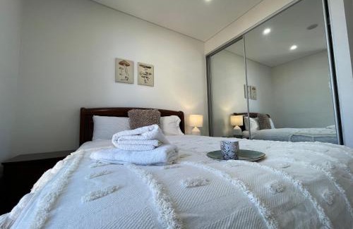 Kogarah Apartment | Cozy New 2BR & Near Airport, Mall & Transit