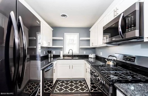 New Buffalo Cottage | Charming New Buffalo Cottage with Hot Tub & Fire Pit