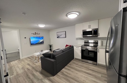 Calgary Apartment | Inviting New Suite in NW Calgary with Spa and Breakfast