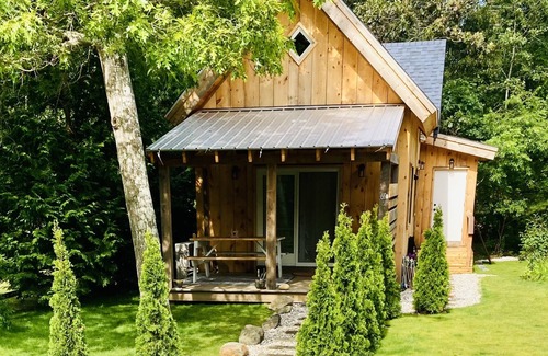 Vineyard Haven Cottage | Inviting TimberFrame Retreat in Vineyard Haven Awaits You!