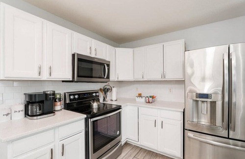 Groveport House | Inviting Newly Remodeled 6-Bedroom Home with Hot Tub