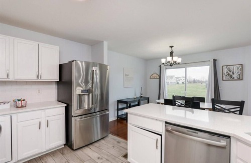 Groveport House | Inviting Newly Remodeled 6-Bedroom Home with Hot Tub