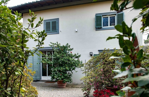 Oltrarno Villa | Inviting 3Bdr Villa with Garden in Central Florence