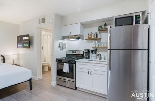 Hyde Park Apartment | Cozy Newly Renovated King with Sofa Bed & Smart TV