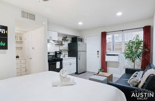 Hyde Park Apartment | Cozy Newly Renovated King with Sofa Bed & Smart TV