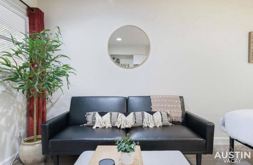 Hyde Park Apartment | Cozy Newly Renovated King with Sofa Bed & Smart TV