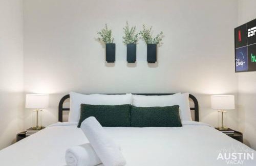 Hyde Park Apartment | Cozy Newly Renovated King with Sofa Bed & Smart TV