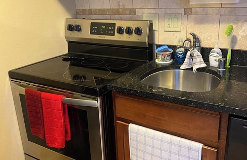 Highland Business Condo | Welcoming Nob Hill Condo Near UNM - Family Friendly Stay