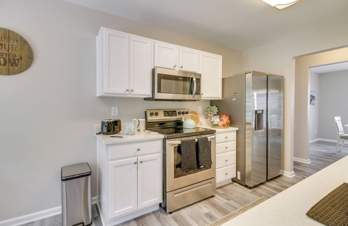 Mount Holly House | Welcoming North Carolina Retreat - Close to Downtown Attractions