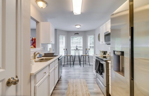 Mount Holly House | Welcoming North Carolina Retreat - Close to Downtown Attractions