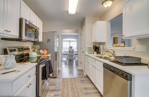 Mount Holly House | Welcoming North Carolina Retreat - Close to Downtown Attractions