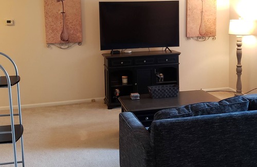 North Olmsted Condo | Cozy North Olmsted Condo Near Everything!