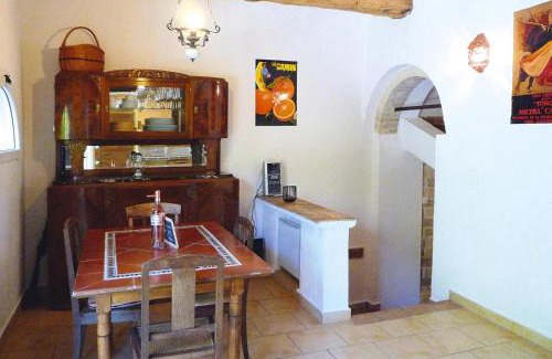 Noves House | Pet-Friendly Retreat with Pool in Noves for Your Family