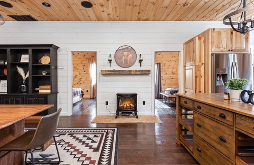 Gnaw Bone Cabin | Relaxing Retreat at Cozy Oaks | Barndominium in Nature
