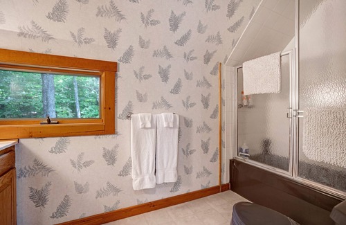 Quechee House | Relaxing Quechee Cottage with Pool & Lake Views
