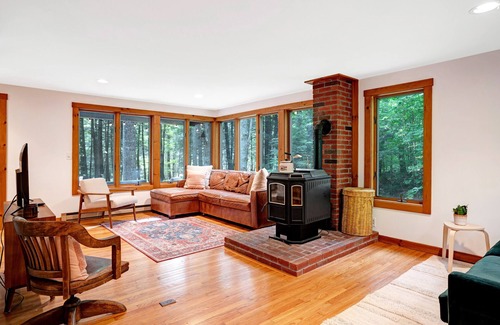 Quechee House | Relaxing Quechee Cottage with Pool & Lake Views