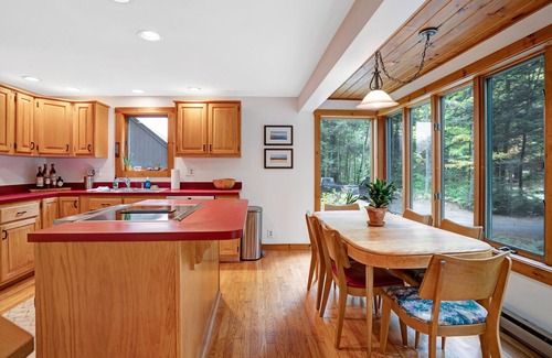 Quechee House | Relaxing Quechee Cottage with Pool & Lake Views