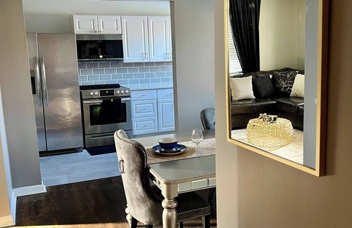 Westwood House | Cozy Oasis – Stylish, Spacious 4-Bedroom with Private Parking Lot