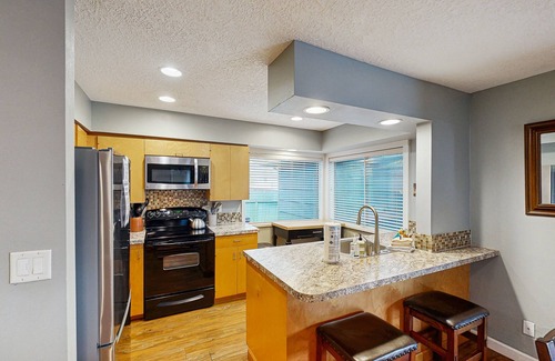 Roads End Cottage | Inviting Oceanview Cottage Steps from the Beach