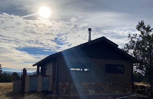 Ash Fork Apartment | Cozy Off Grid Home In Williams AZ (Gateway to the Grand Canyon)